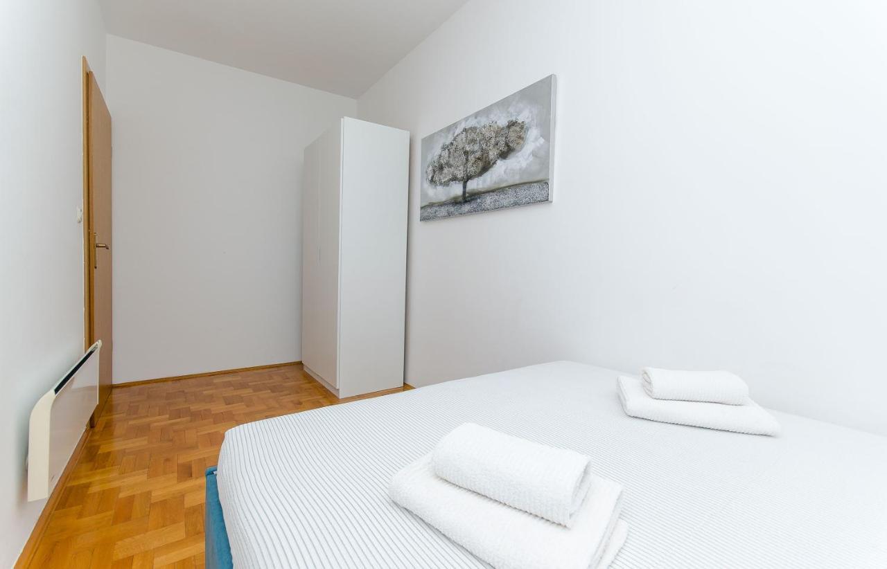 Smile With Secure Private Garage Apartmán